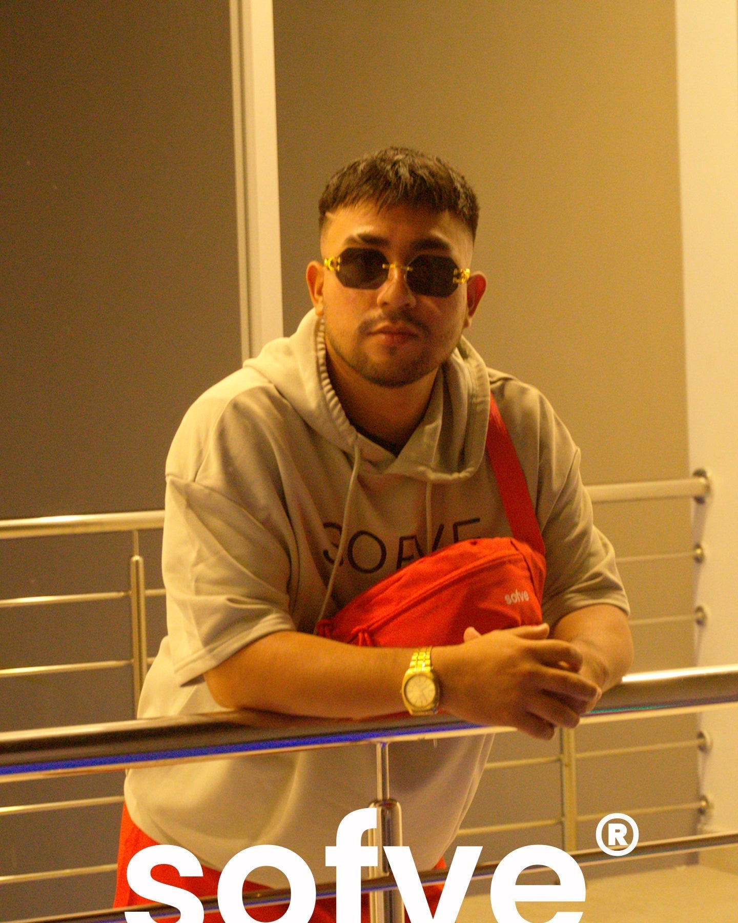 Sofve Sonido: Moda y música se encuentra en el videoclip 4 Paredes