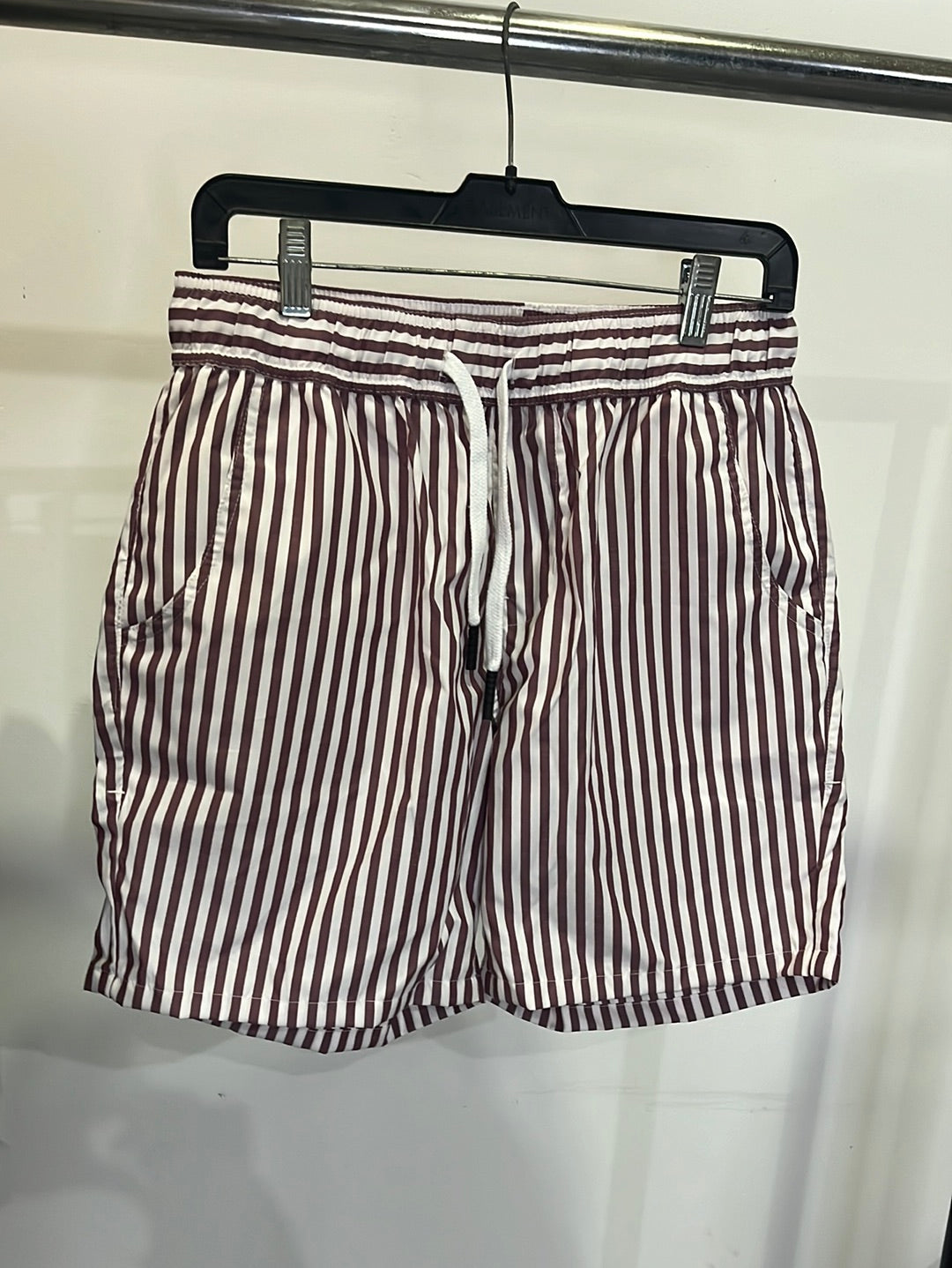8658 1t-012 Short Tela Fresca Lineas Rojas