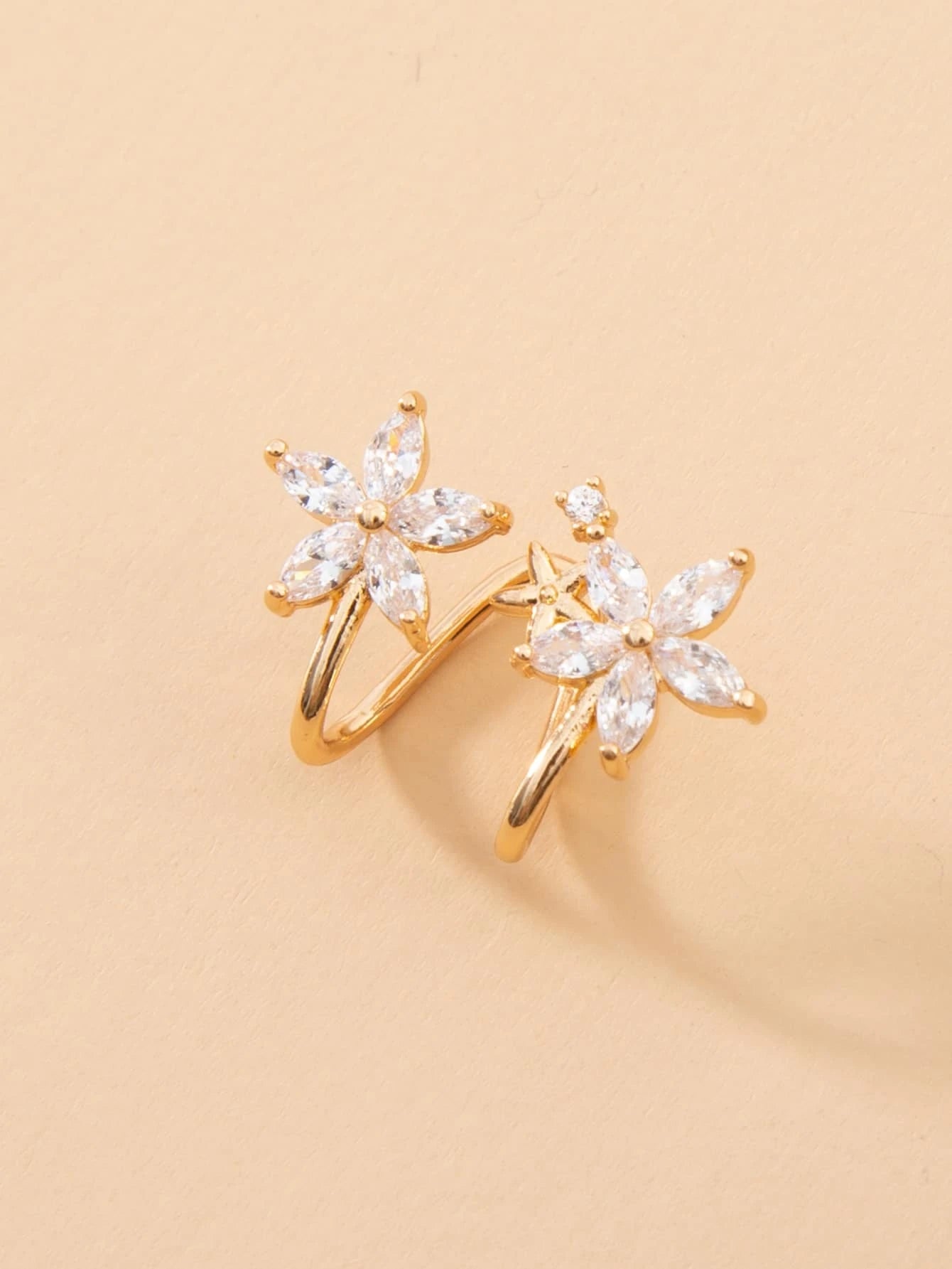 14354 1b-004 Ear Cuff floral 1 Pza