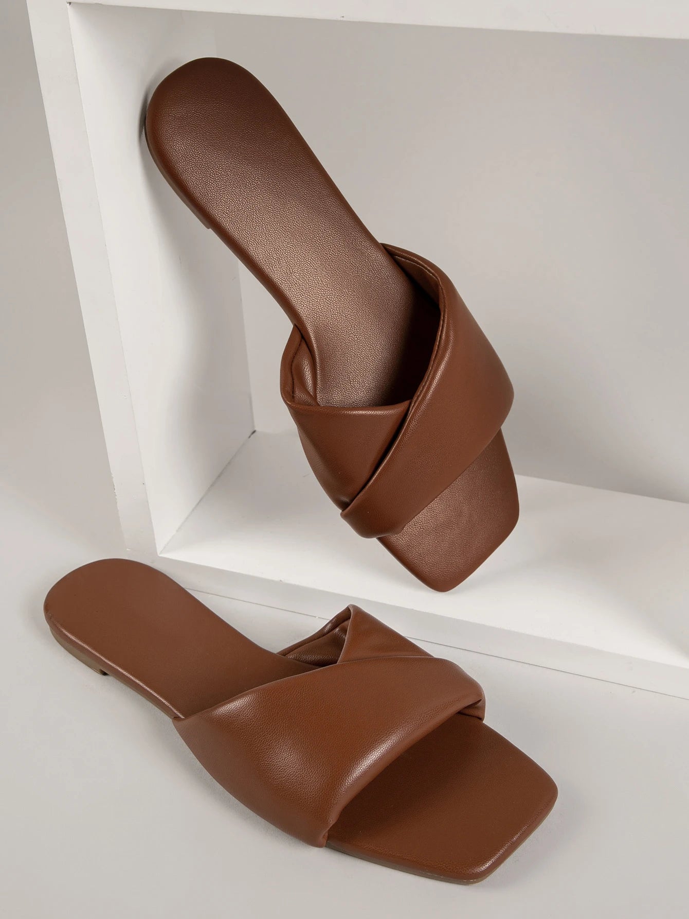 5646 1c-020 Sandalias planas entrecruzadas para mujer2