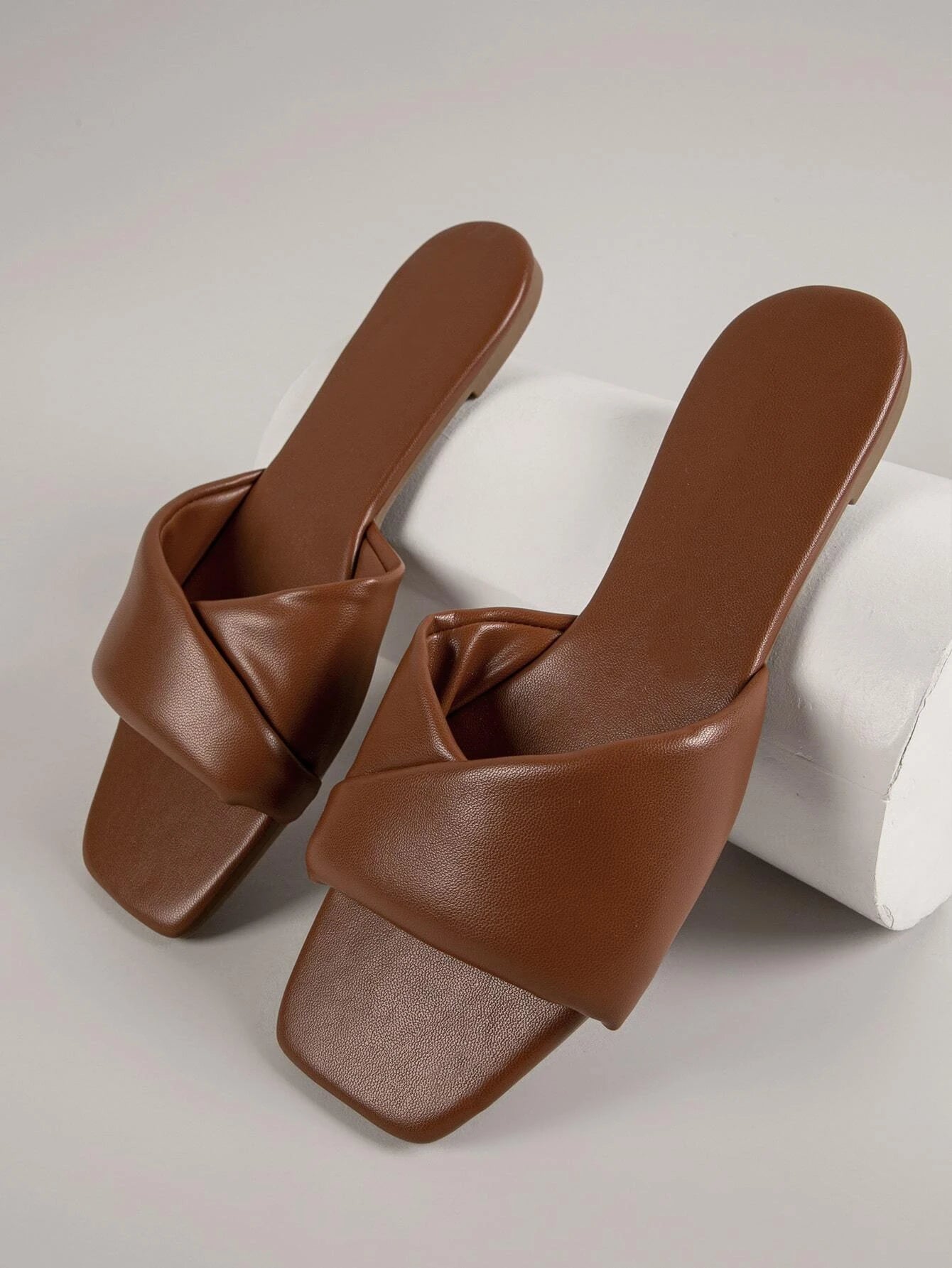 5646 1c-020 Sandalias planas entrecruzadas para mujer2