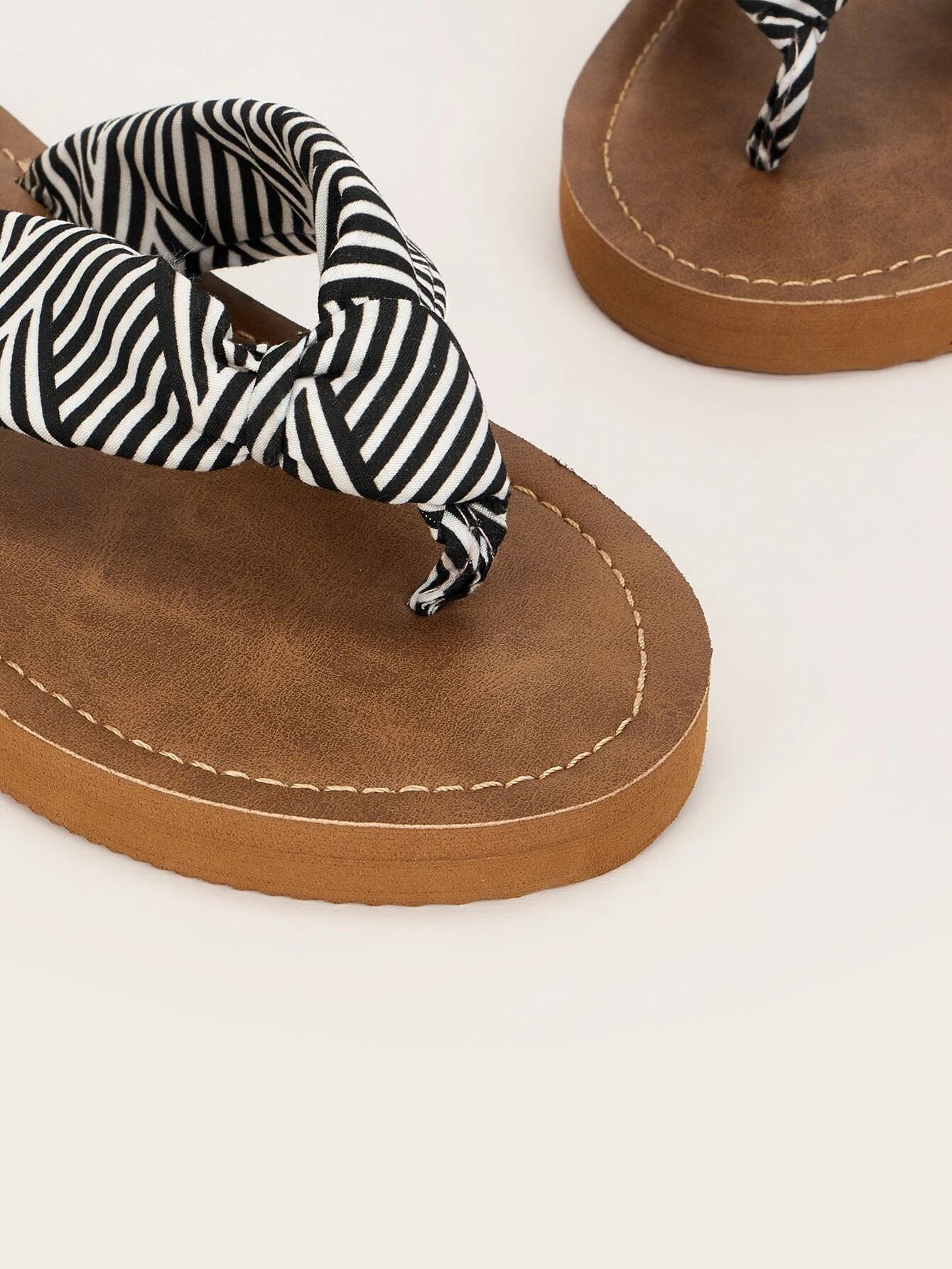 7875 a11-03 Chanclas con estampado de rayas