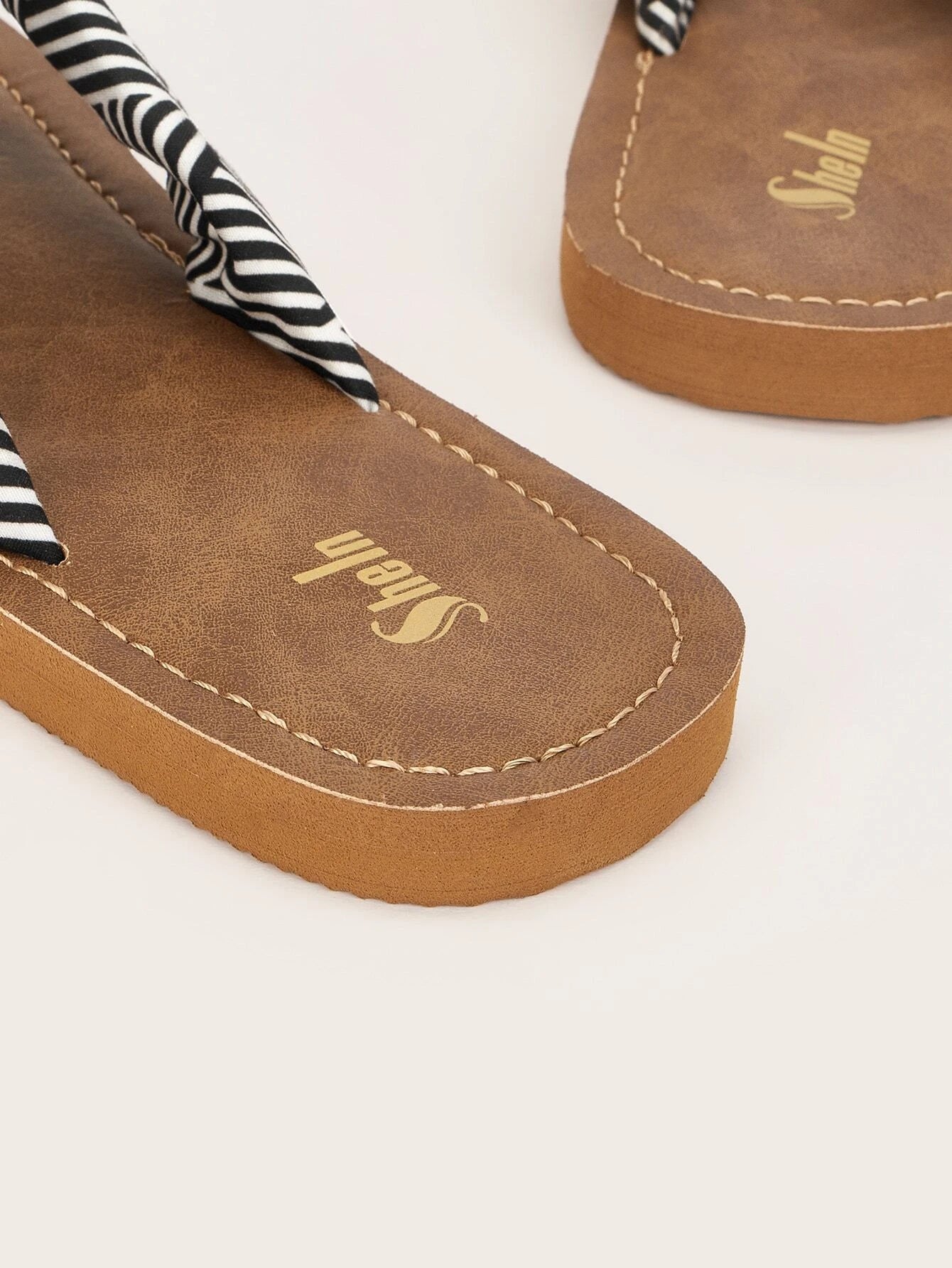 7875 a11-03 Chanclas con estampado de rayas