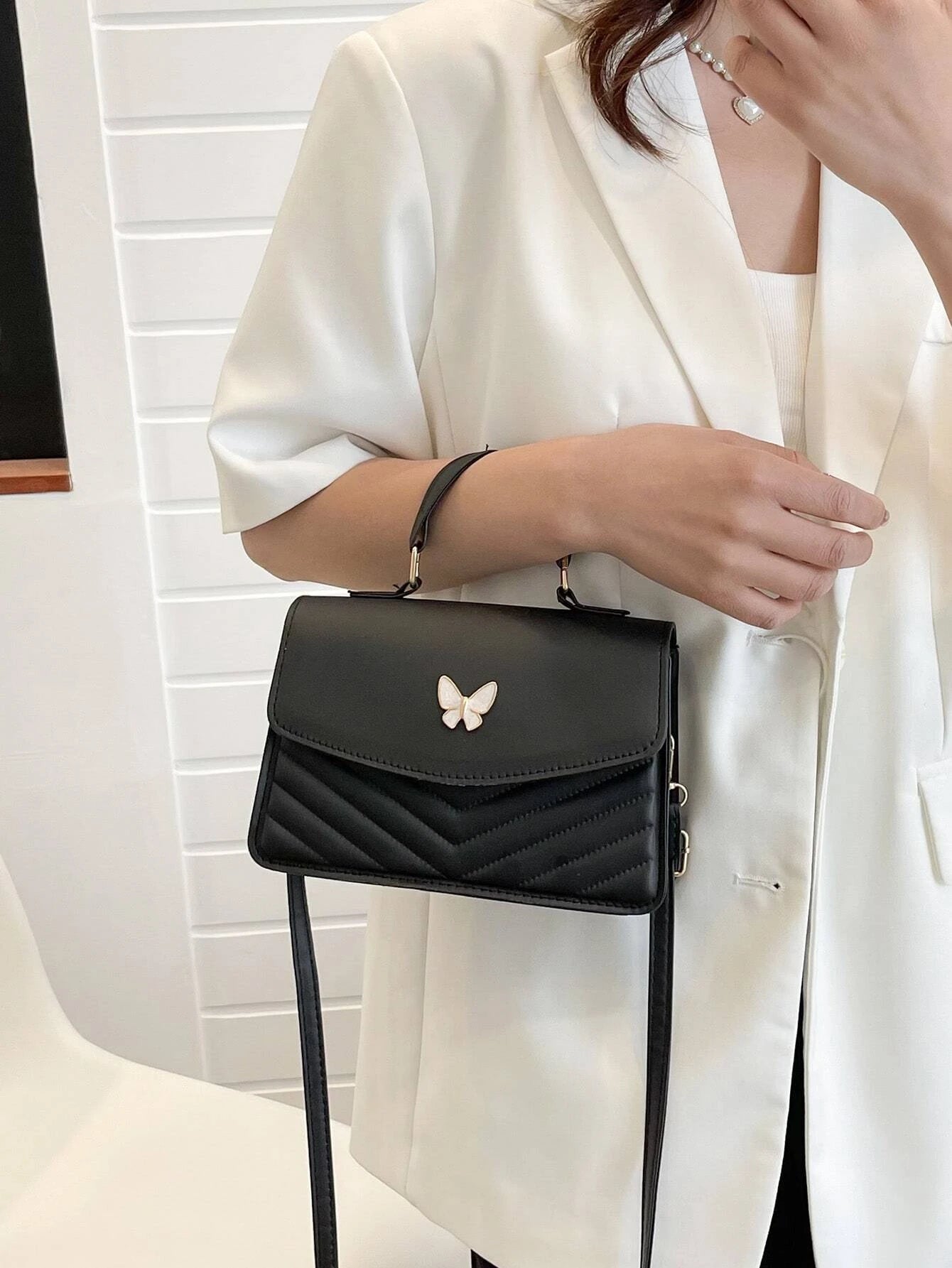 5508 1c-01-09 Bolso cuadrado con solapa y decoración de mariposa acolchada