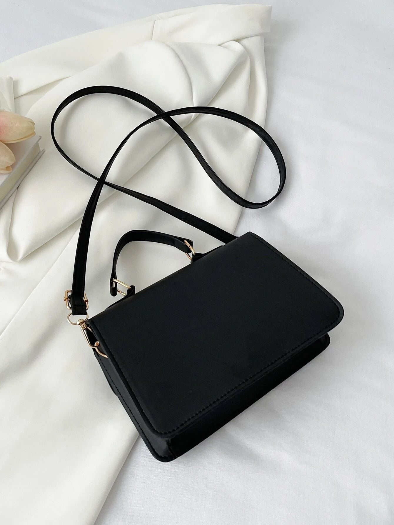 5508 1c-01-09 Bolso cuadrado con solapa y decoración de mariposa acolchada