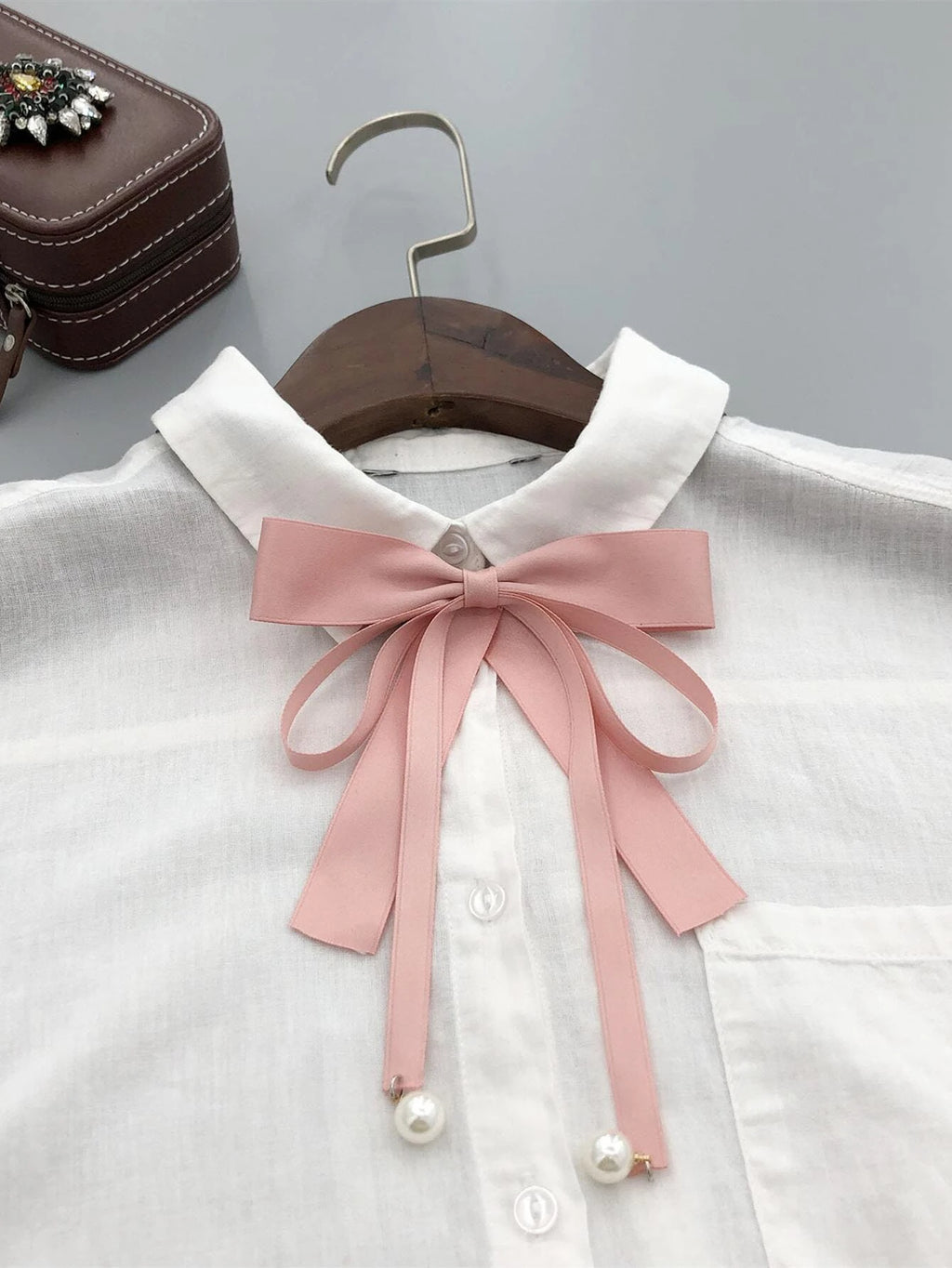13488 1b-062 Corbata decorativa con perla 1 Pza