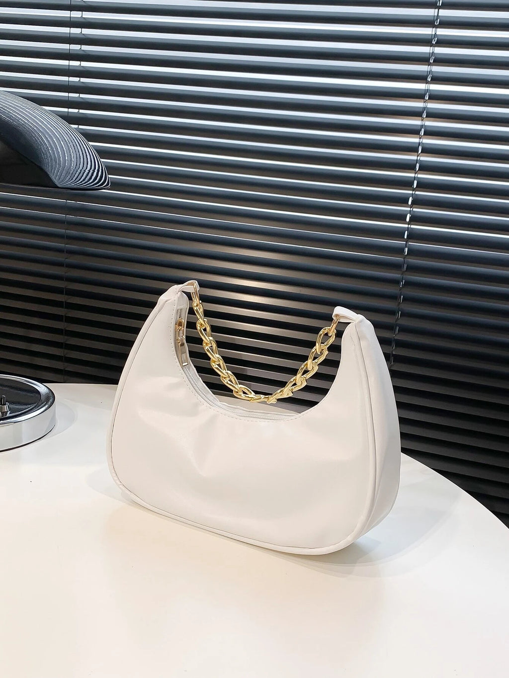 10228 1a-113 Bolso hobo minimalista con cadena