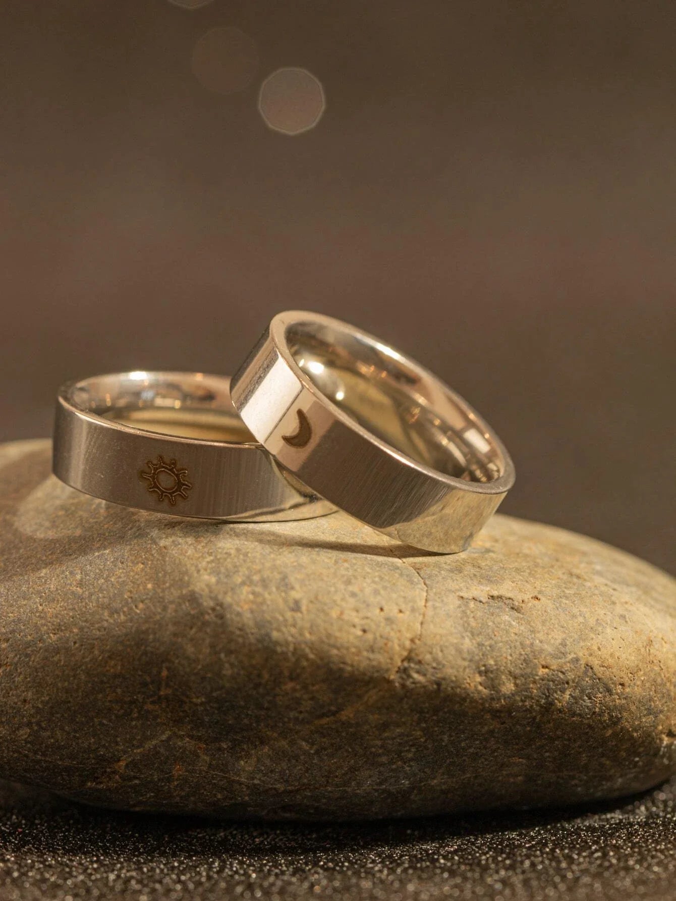 10298 02-b01-02 Anillo de acero inoxidable con detalle de sol y luna