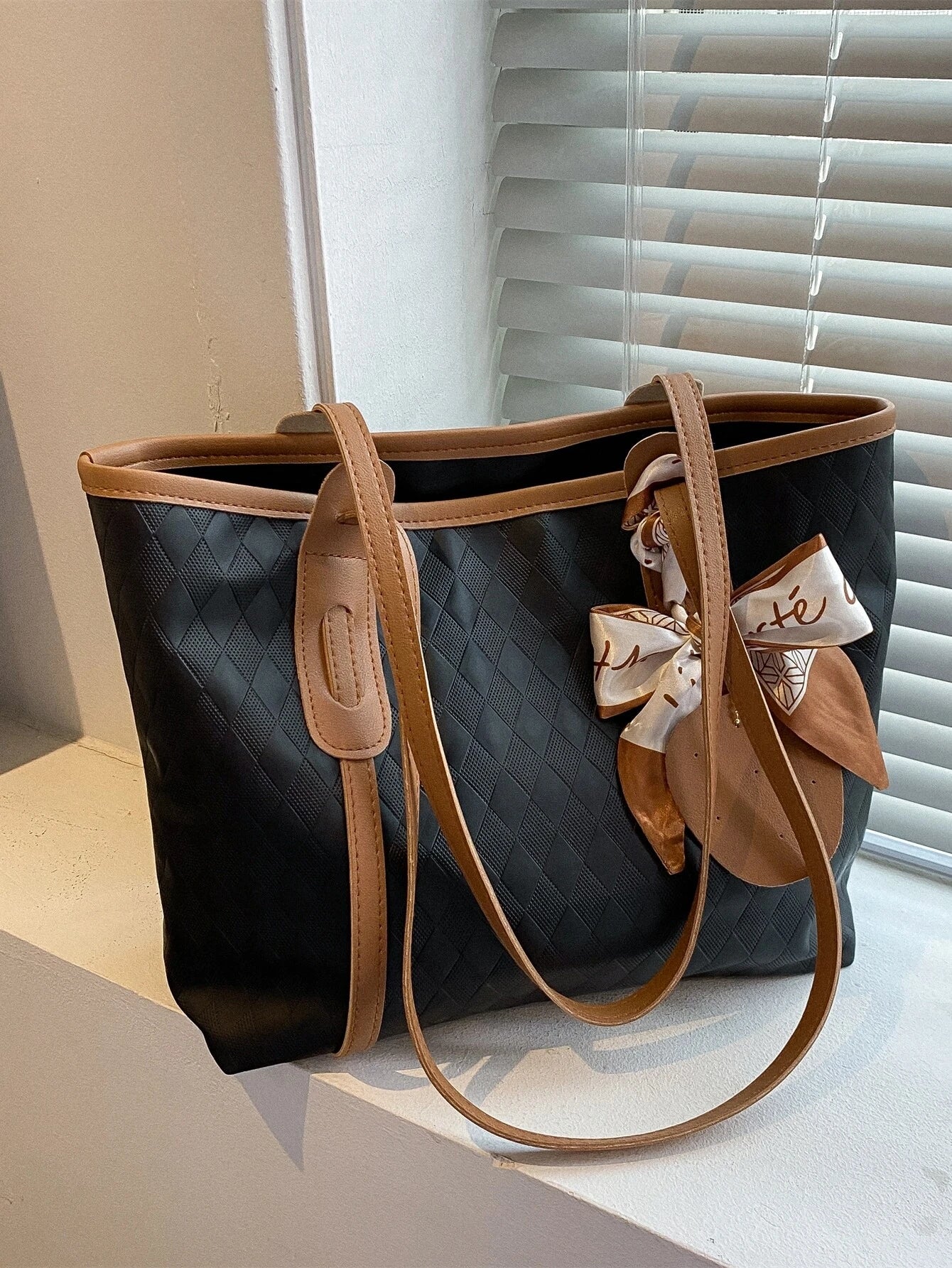8922 1t-002 Bolso tote de hombro con decoración de bufanda de sarga