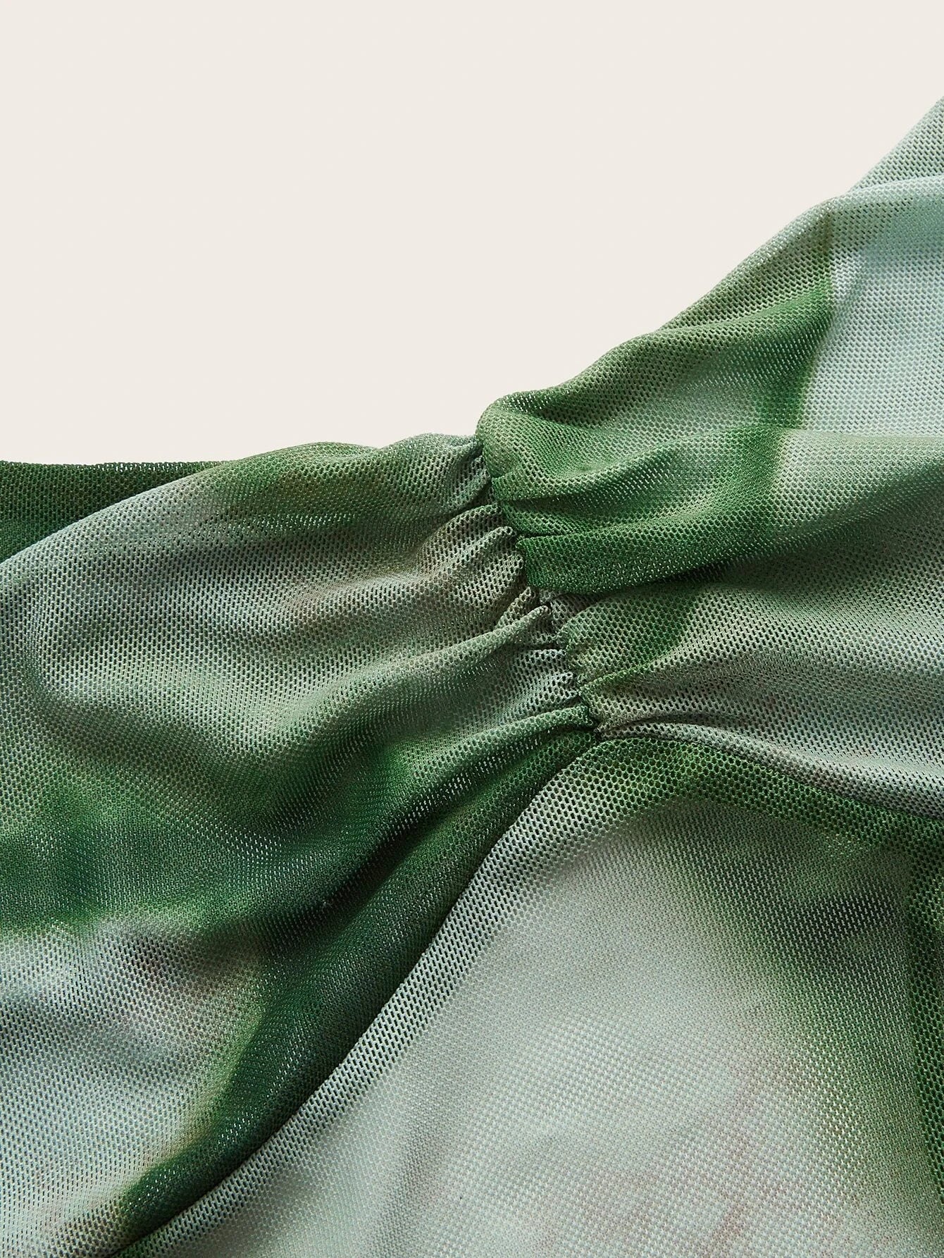 5645 1a-05-11 Top de tirantes de tie dye fruncido de espalda abierta con tira cruzada con nudo bajo hanky de malla
