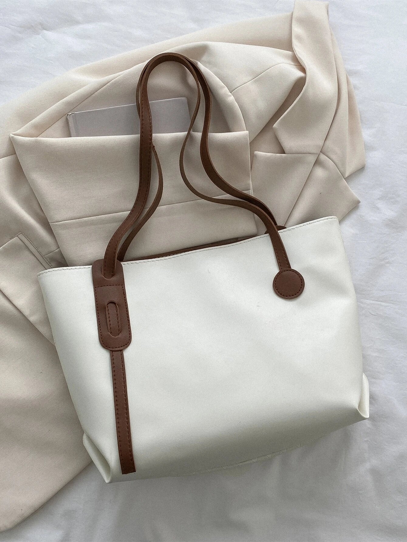 8924 1t-002 Bolso tote de hombro con diseño de parche de letra