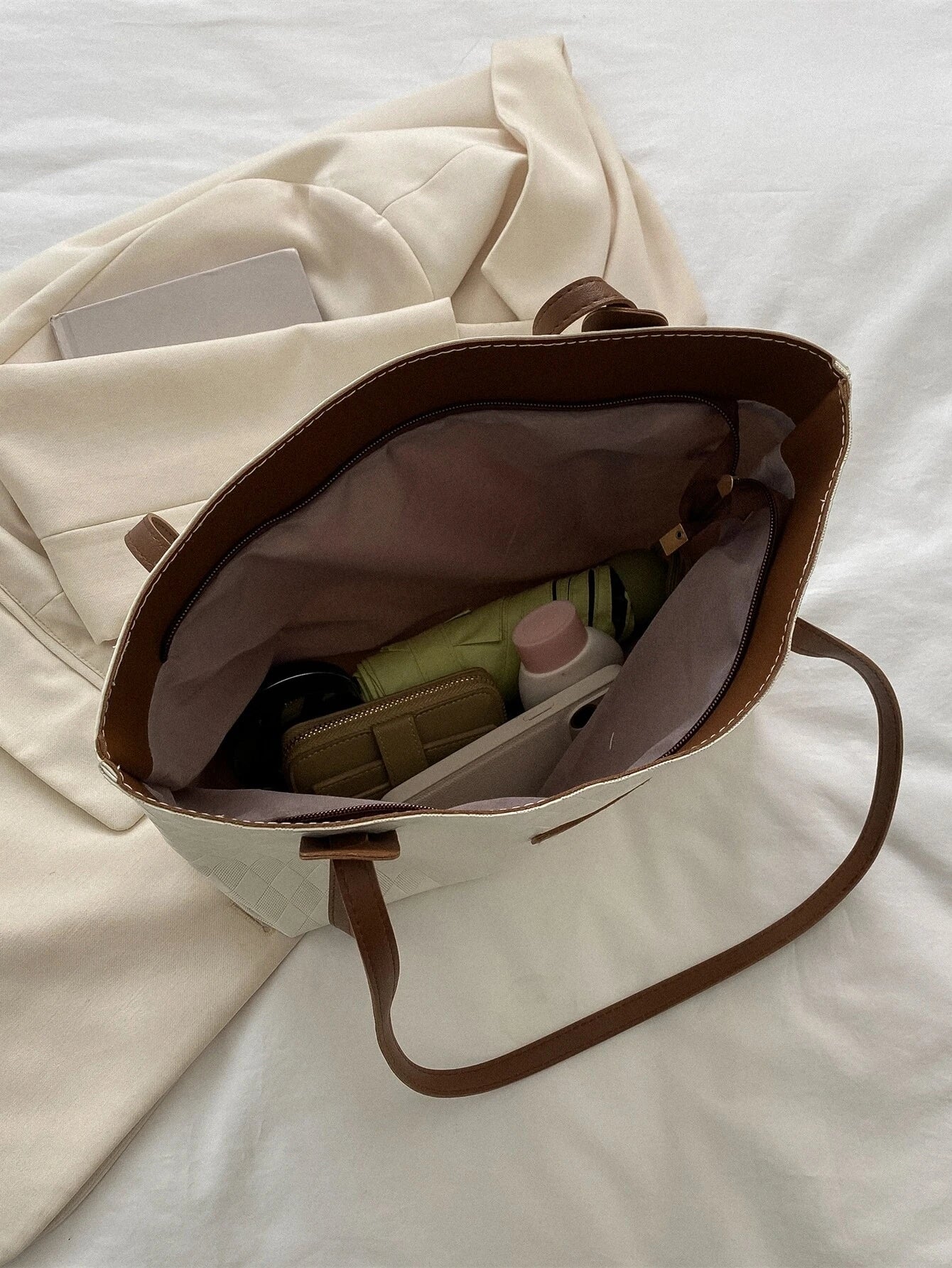 8461 1c-019   Bolso Tote con detalle de parche de letras en relieve