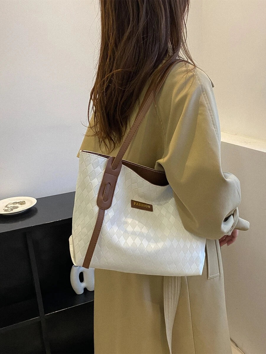 8461 1c-019   Bolso Tote con detalle de parche de letras en relieve