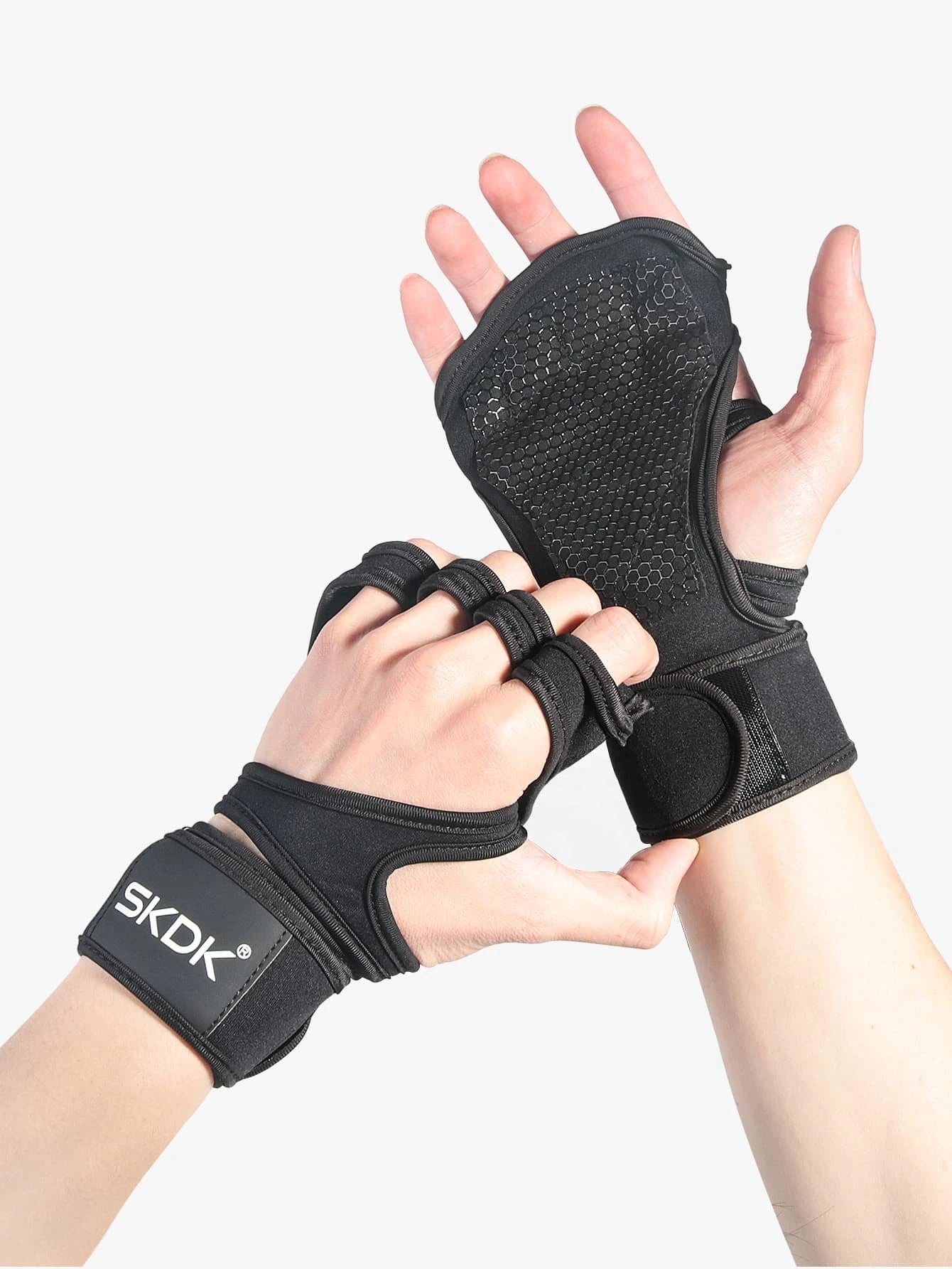 9549 b05-05 Un par de guantes de entrenamiento de levantamiento de pesas ventilados para hombres y mujeres