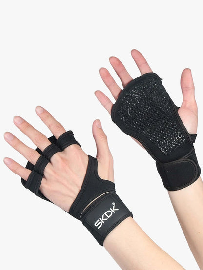 9549 b05-05 Un par de guantes de entrenamiento de levantamiento de pesas ventilados para hombres y mujeres