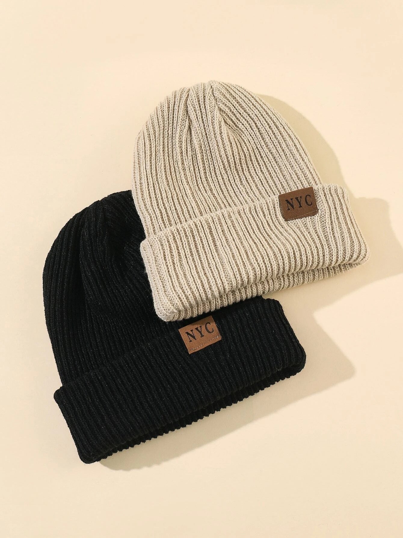 8812 2a-02-17 Gorro 2 piezas con etiqueta con letra con parche