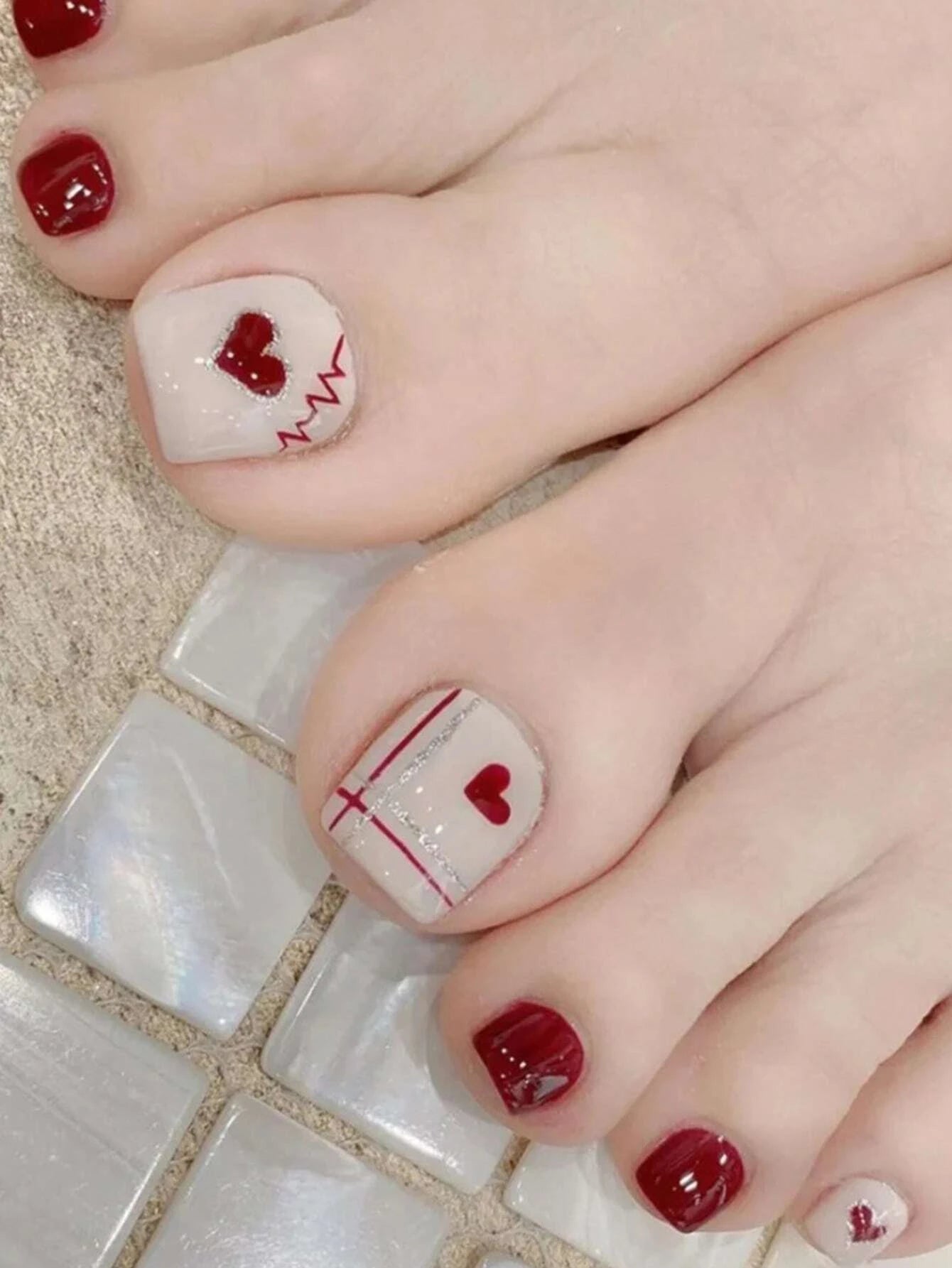 6066 1b-048 Uñas con 24 piezas de patrón de corazón de línea roja corta y 1 hoja de cinta y 1 lima de uñas