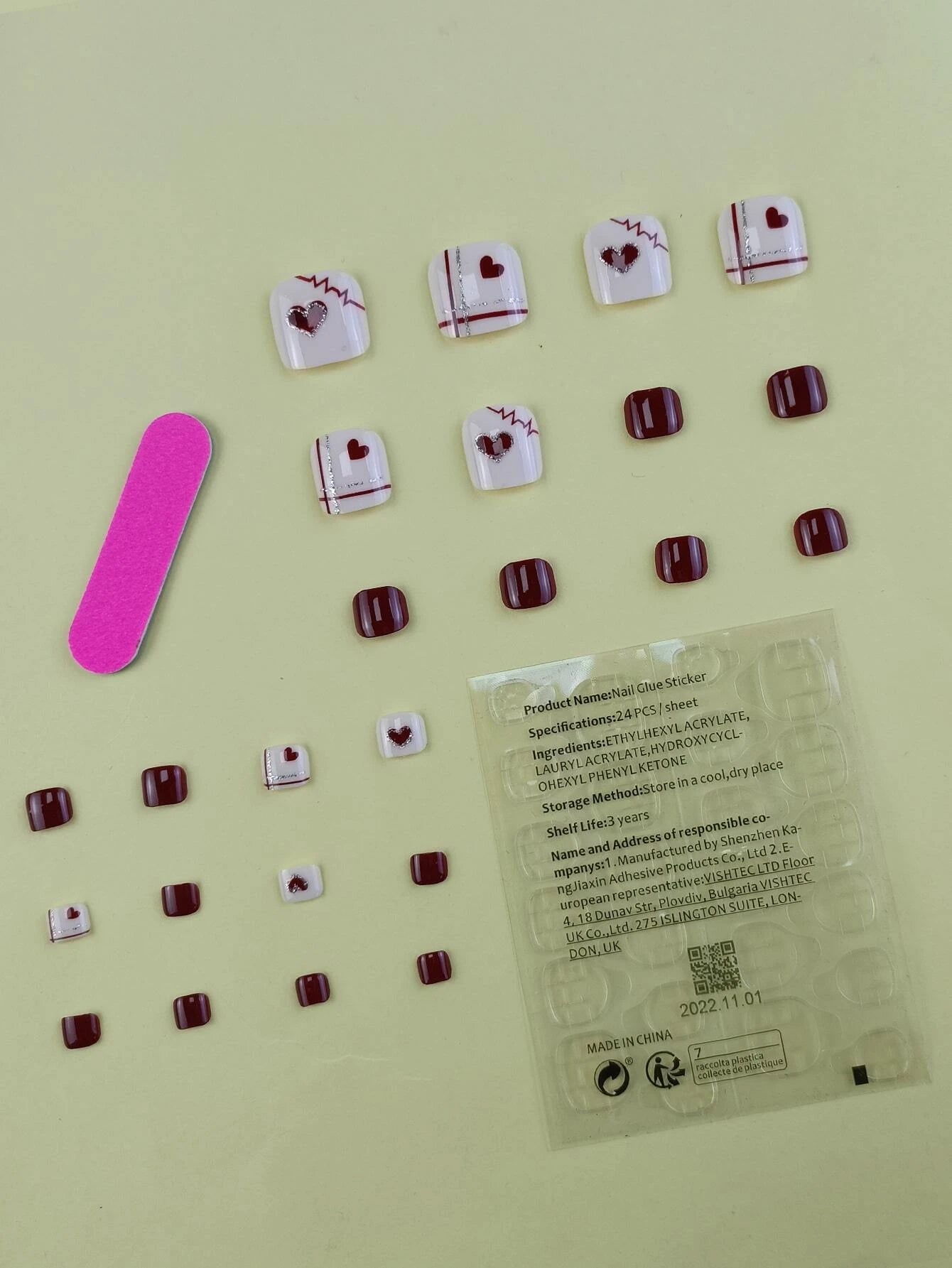 6066 1b-174 Uñas con 24 piezas de patrón de corazón de línea roja corta y 1 hoja de cinta y 1 lima de uñas