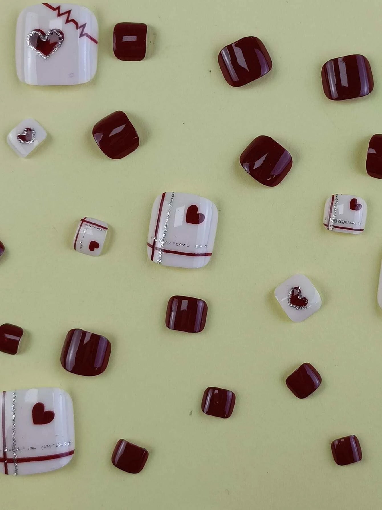 6066 1b-174 Uñas con 24 piezas de patrón de corazón de línea roja corta y 1 hoja de cinta y 1 lima de uñas