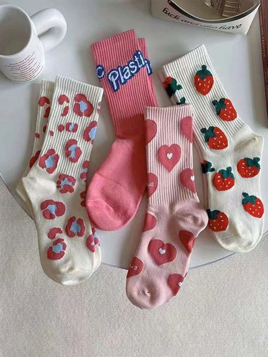 7311 1a-047 Set 4 pares de calcetines con estampado de fresas y corazones