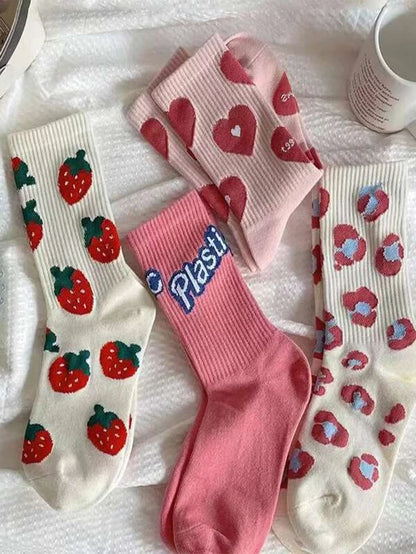 7311 1a-047 Set 4 pares de calcetines con estampado de fresas y corazones