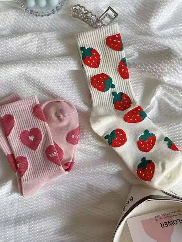 7311 1a-047 Set 4 pares de calcetines con estampado de fresas y corazones