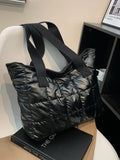 14682 1t-010 Bolso tote ligero para el hombro con detalles acolchados