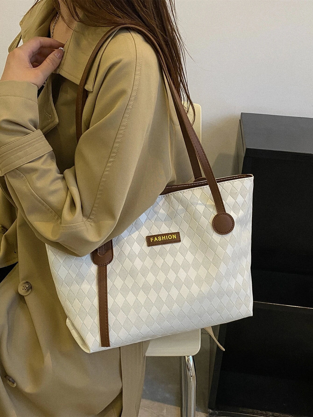 8924 1t-002 Bolso tote de hombro con diseño de parche de letra
