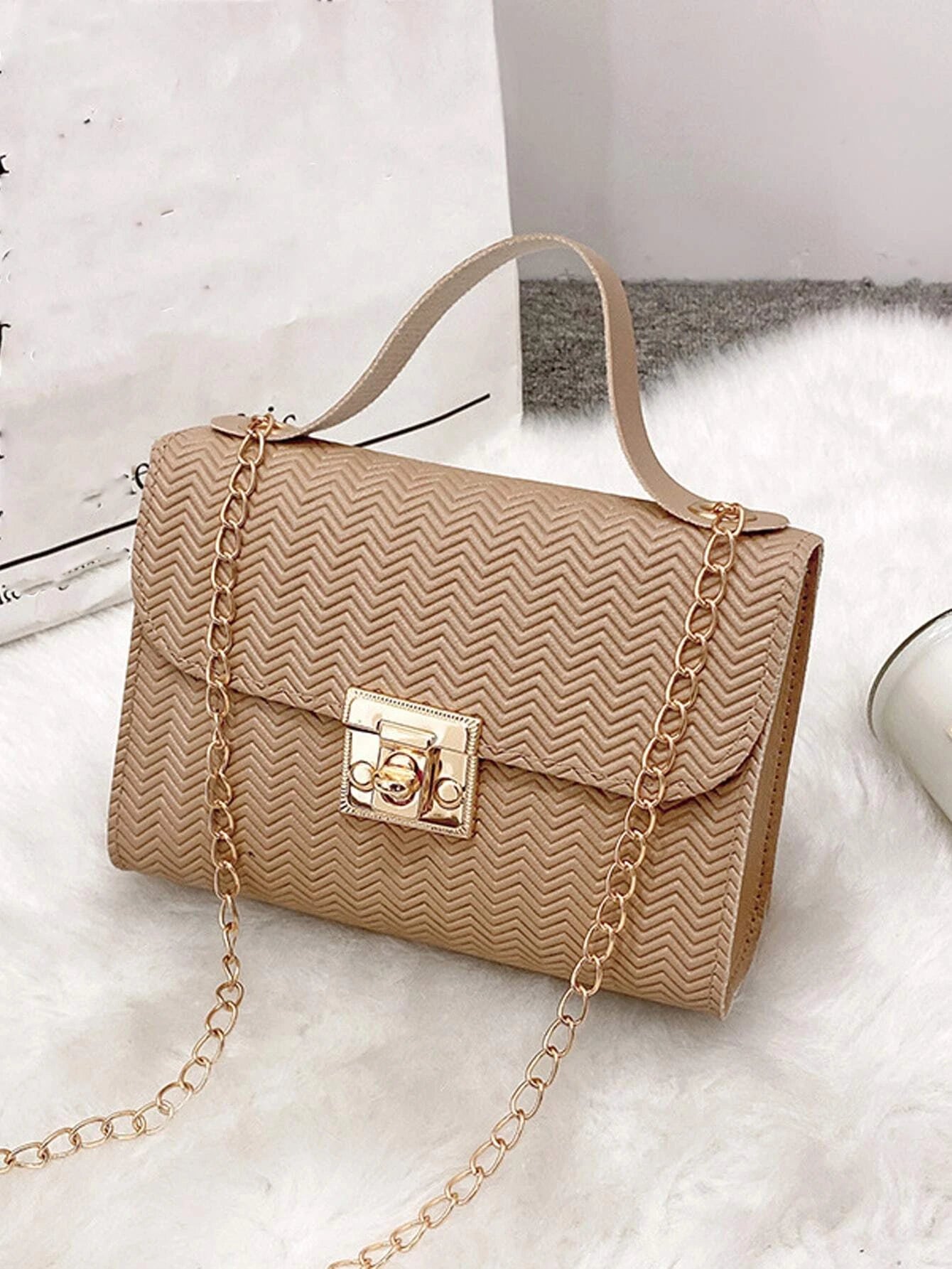 7536 a03-04 Bolsa cuadrada mini de cheurón con solapa con cadena