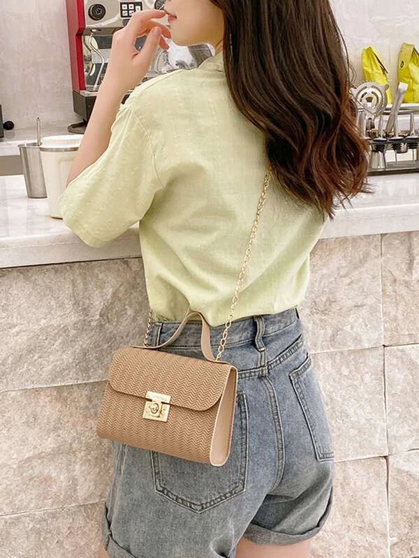 7536 a03-04 Bolsa cuadrada mini de cheurón con solapa con cadena