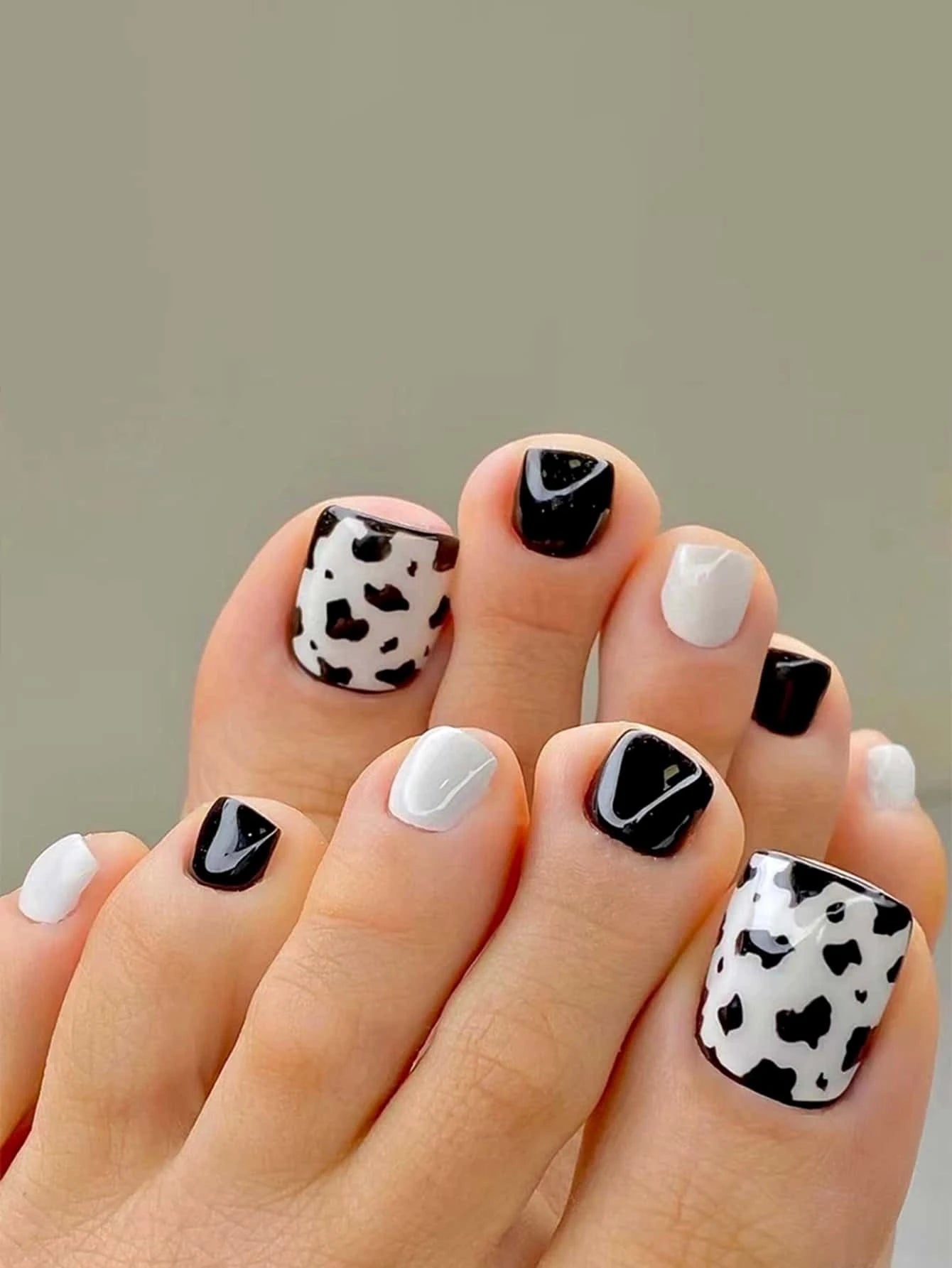 5473 1b-174 Uñas postizas 24 piezas uñas cortas con patrón patrón de vaca y 1 lima de uñas de los pies 1 hoja de cinta