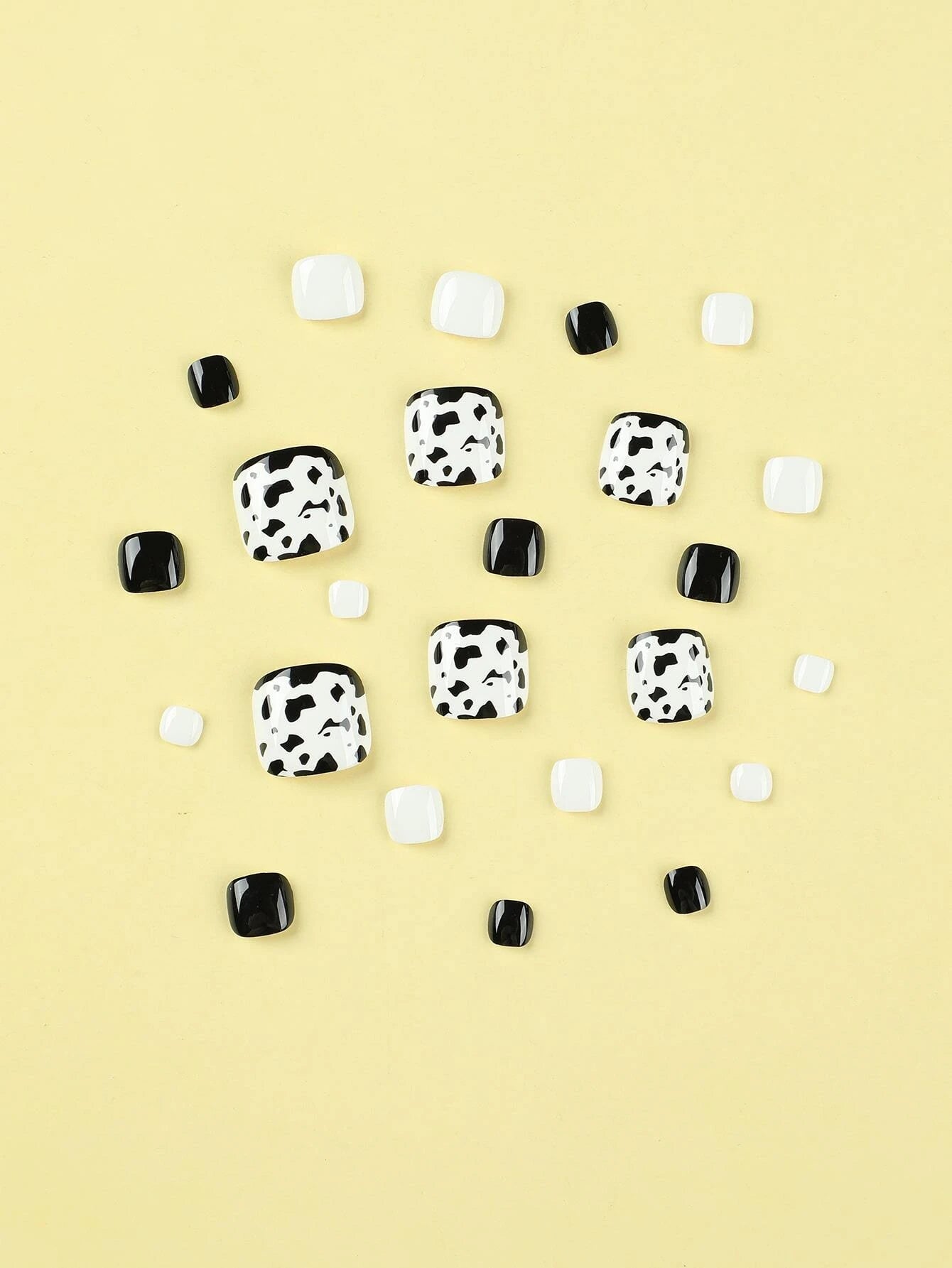 5473 1b-174 Uñas postizas 24 piezas uñas cortas con patrón patrón de vaca y 1 lima de uñas de los pies 1 hoja de cinta