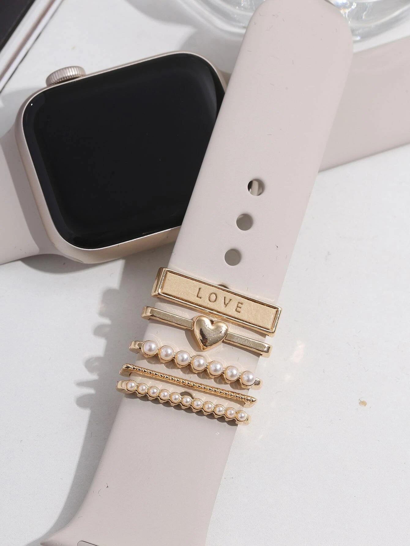 10688 2t-005 Cinco piezas Anillo de correa de reloj con diseño de corazón y perla artificial