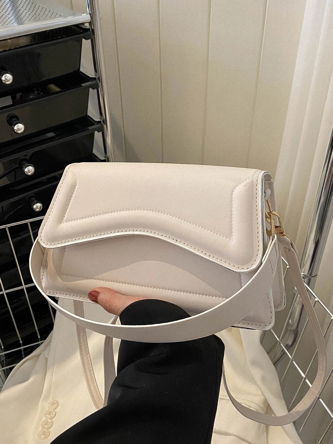 7862 1t-002 Bolsa cuadrada de moda unicolor con solapa con tira ajustable PU