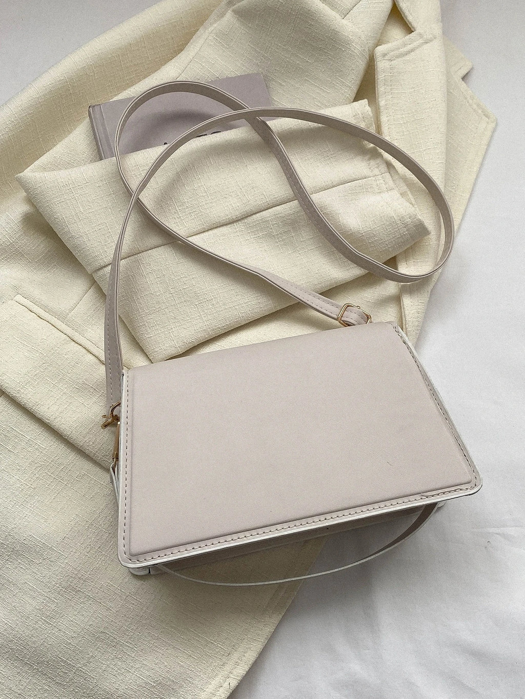 7862 1t-002 Bolsa cuadrada de moda unicolor con solapa con tira ajustable PU