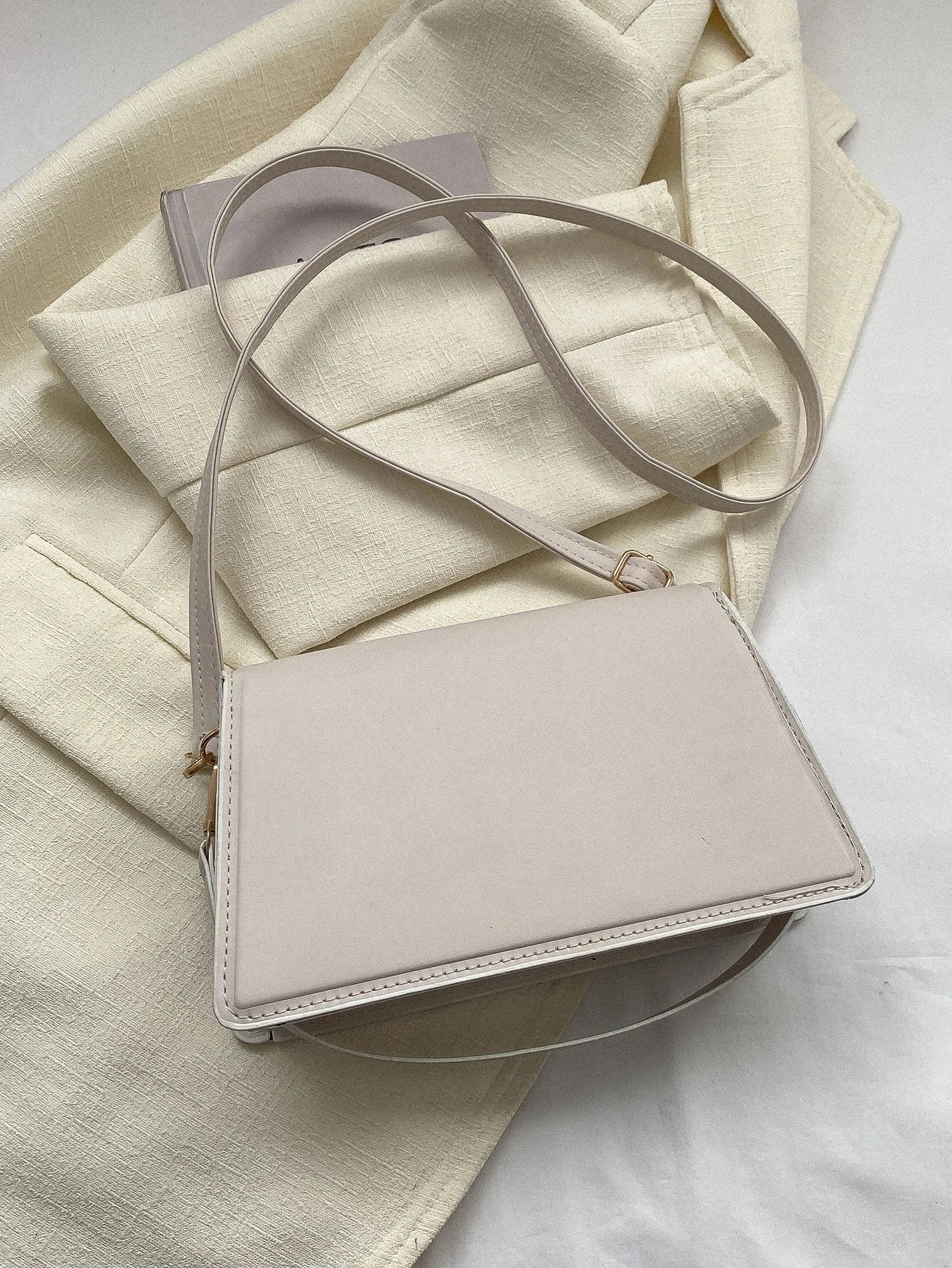 7862 1t-002 Bolsa cuadrada de moda unicolor con solapa con tira ajustable PU