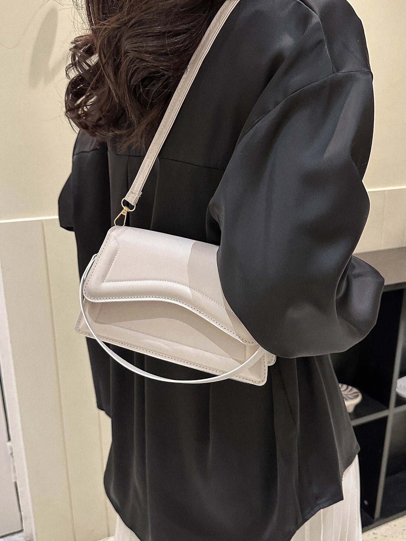 7862 1t-002 Bolsa cuadrada de moda unicolor con solapa con tira ajustable PU