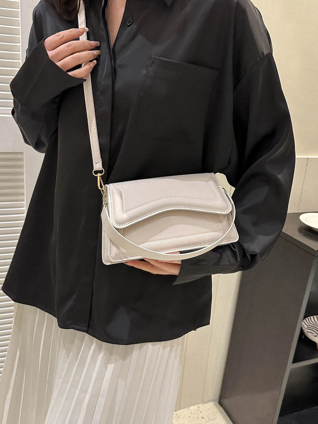 7862 1t-002 Bolsa cuadrada de moda unicolor con solapa con tira ajustable PU