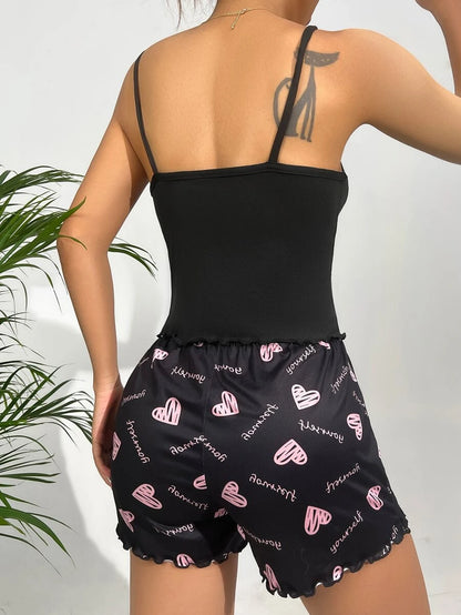 8323 1a-03-12 Conjunto de pijama shorts con top de tirantes con estampado de corazón y letra ribete en forma de lechuga