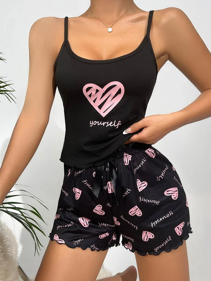 8323 1a-03-12 Conjunto de pijama shorts con top de tirantes con estampado de corazón y letra ribete en forma de lechuga