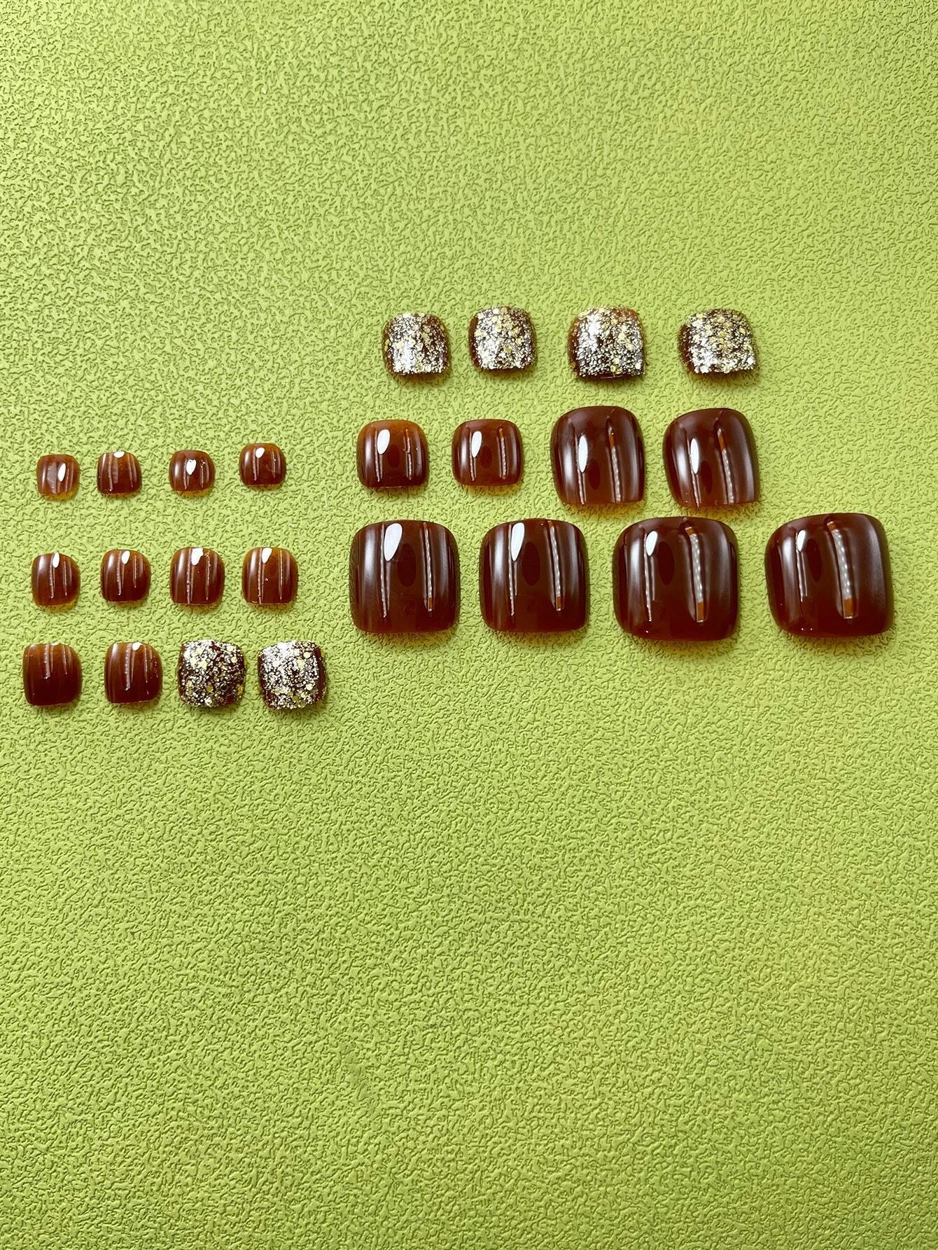 6070 1b-174 Kit 24 piezas de uñas postizas de brillo de lentejuelas marrones cuadradas