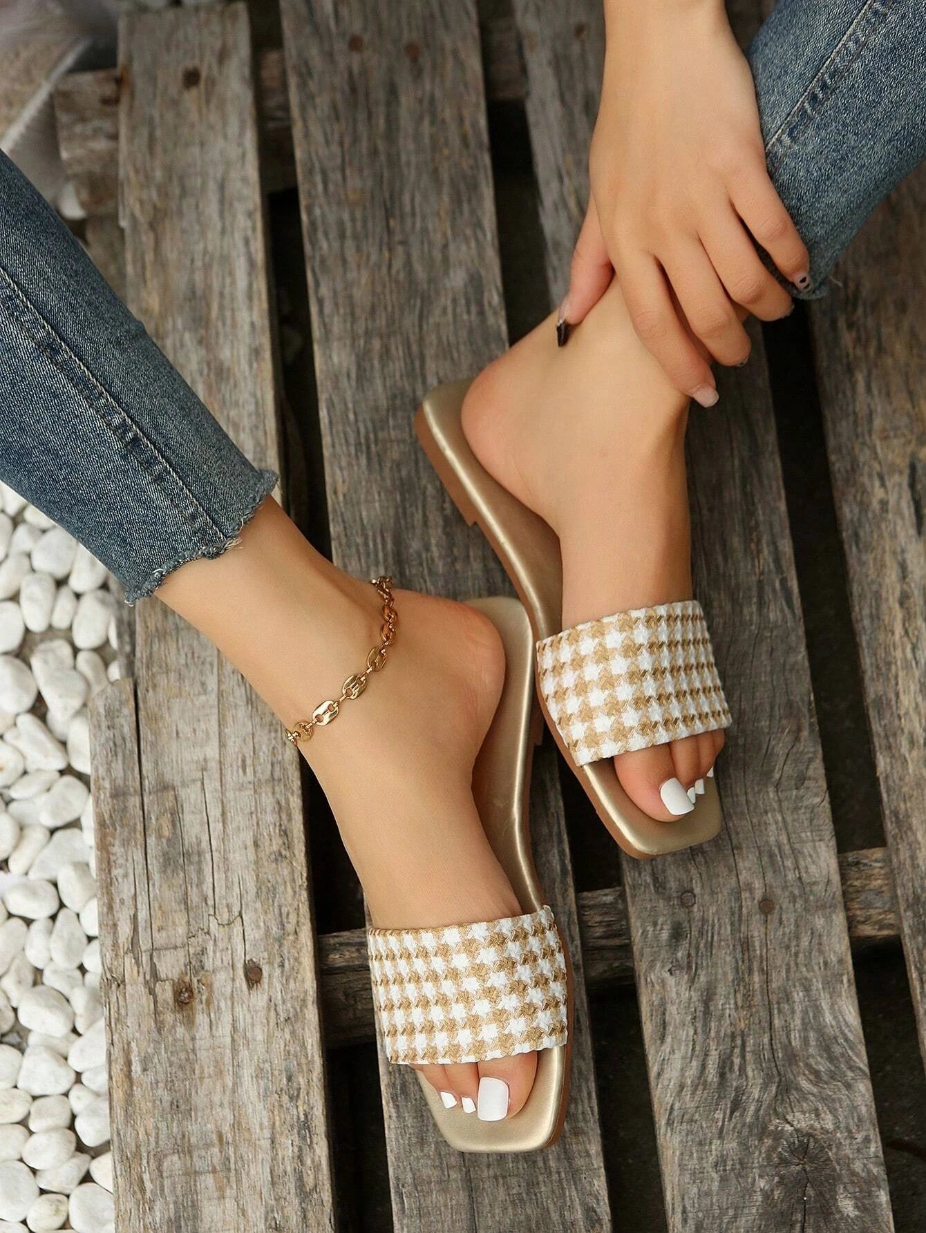 10215 1c-015 Sandalias planas con patrón de cuadros de moda exterior de tela