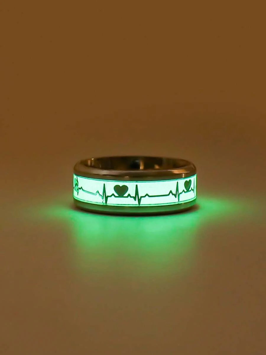 9470 b03-20 Anillo con detalle de corazón y latido del corazón que brilla en la oscuridad