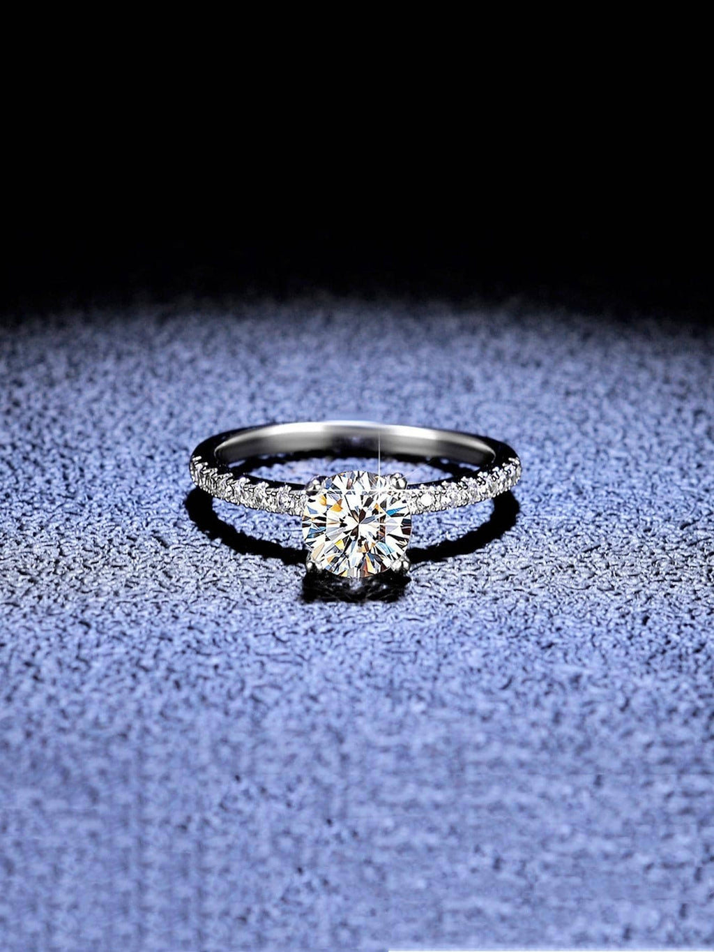 10588 1b-074 Un anillo de decoración de circonita cúbica
