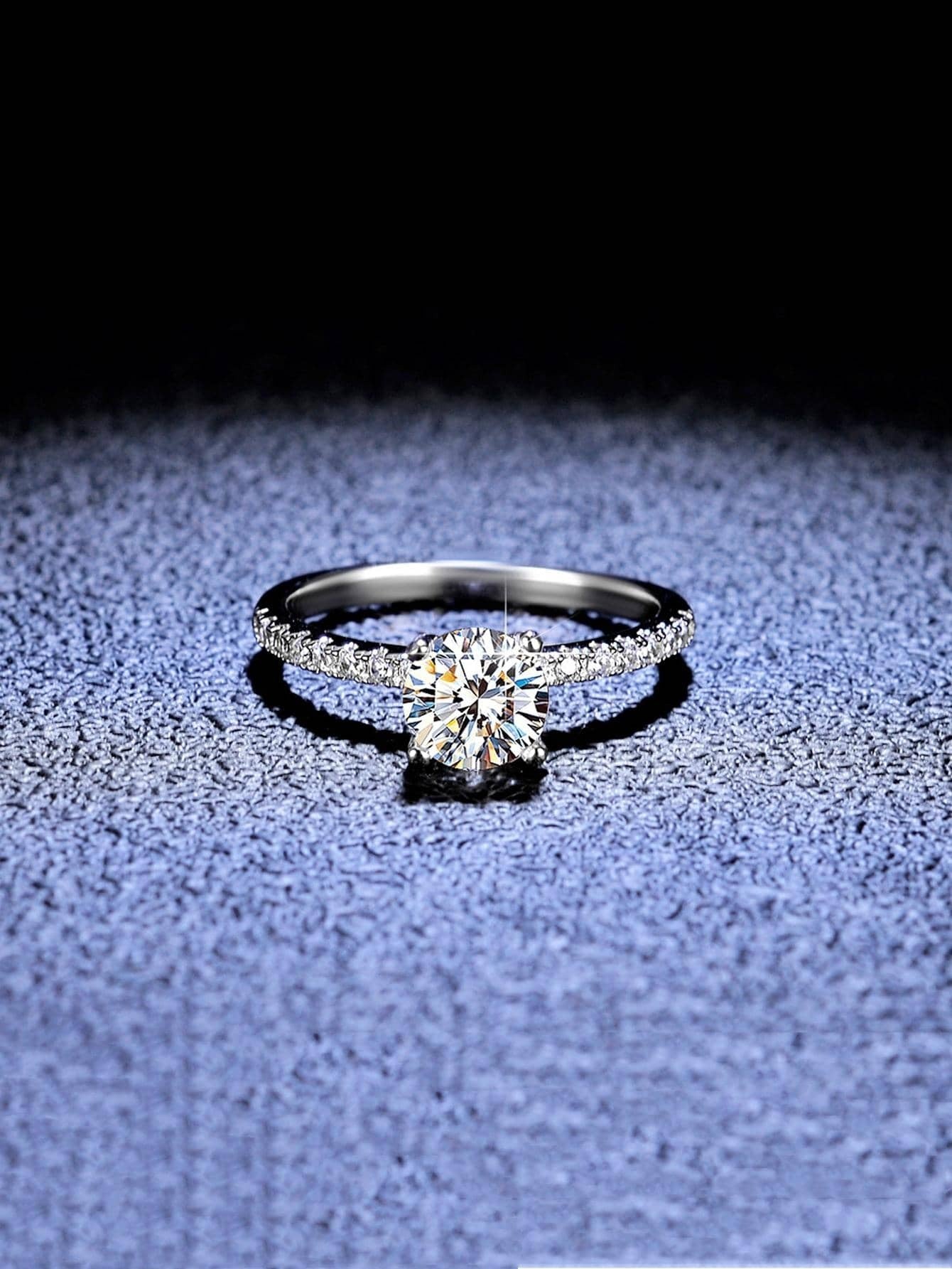10588 1b-074 Un anillo de decoración de circonita cúbica