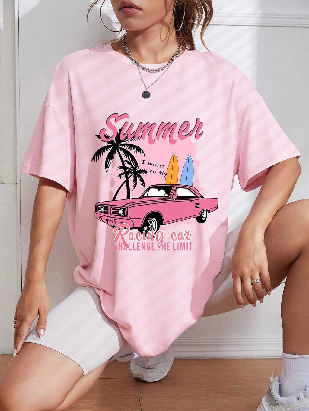 8354 a02-09 Camiseta de hombros caídos con estampado de coche y slogan