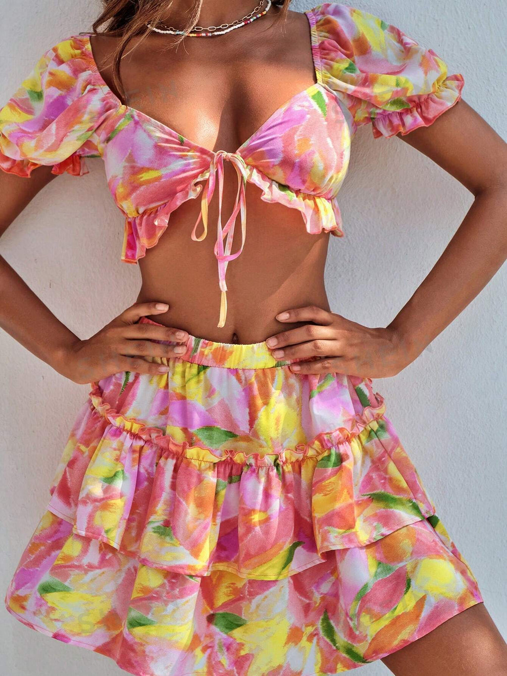 9984 a07-04 Conjunto con estampado top crop y falda fruncida