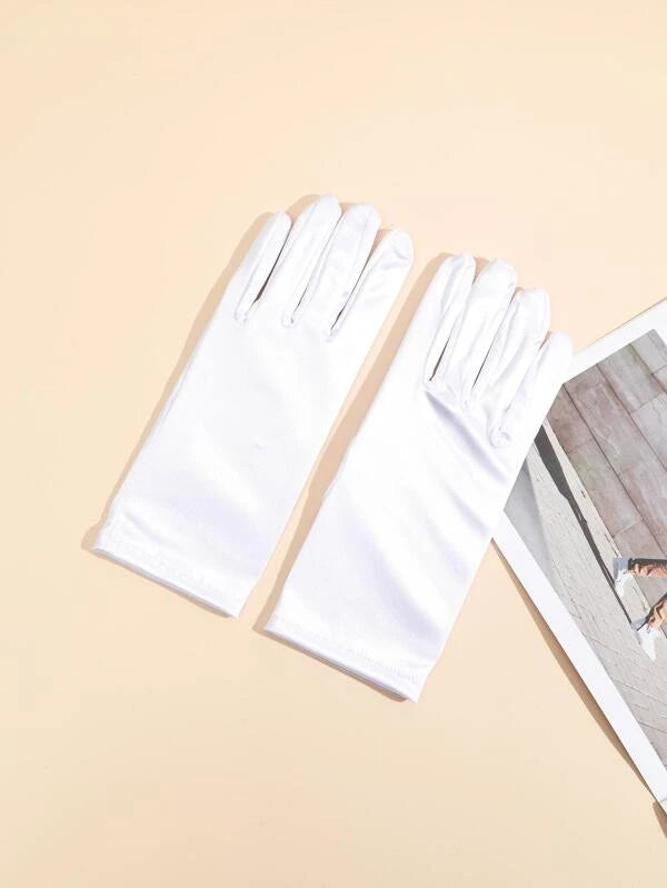 7335 2a-02-06 Un par de guantes cortos de satén para mujer en blanco