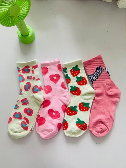 7311 1a-047 Set 4 pares de calcetines con estampado de fresas y corazones