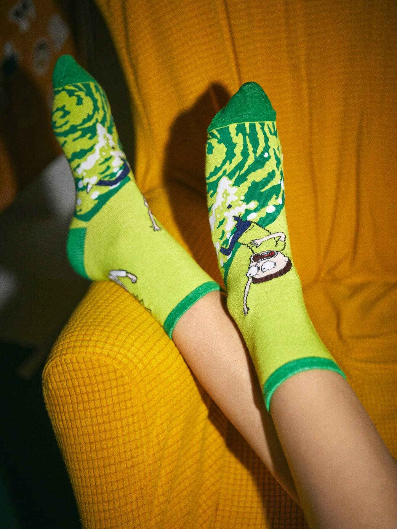 5723 Rick and Morty | ROMWE Mujer 1 par Calcetines de tripulación con estampado de dibujos animados